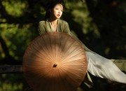 The Elegance of Qipao and its Accompanying Fan:A Cultural Exploration