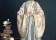 Embracing Tradition:The New-Age Sansha Silk Cheongsam