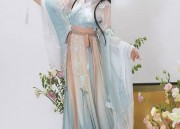 Mane-Inspired Skirt:2023 Autumn Winter Fashion Trends