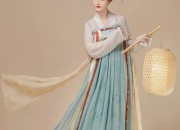 The Splendor of Donggong Xiaofeng in Traditional Hanfu Costume