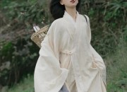 Embracing Modernity in Traditional Splendor:The Neo-Chinese Cheongsam Girl
