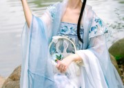 Traditional Chinese Shoes and Womens Ancient-Style Hanfu:A Blend of Cultural Elegance