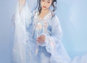 Mid-Autumn Festival:The Revival of Hanfu Traditional Chinese Attire