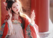 The Splendor of White Mountain Tea in Traditional Hanfu Fashion