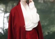 Traditional Silk Cheongsam:A Closer Look at Its Mid-Length Style