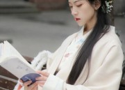 Winter Celebration:The Journey of a Girl Child in Traditional Hanfu for the Chinese New Year