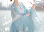 Children in Hanfu Fashion:The Enchantment of Scallop Fans