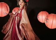 Chinese-Style Xiuqiao Cheongsam:A Blend of Tradition and Modernity