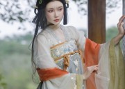 The Elegance of a Horseface Skirt:Engaging in a Tall Love with a Traditional Chinese Attire