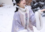 The Enigma of a Chic Hanfu Female Warrior in Modern Times