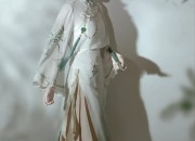 Children in Hanfu and White Pants:Embracing Traditional Elegance