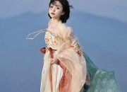 The Short-neck Cheongsam:A Traditional Chinese Outfits Unique Evolution