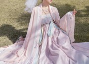 A Tale of Two Guro Students in Traditional Hanfu Friendship