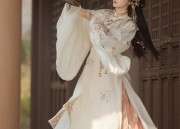 The Subtle Charm of Hidden Buttons in Traditional Hanfu Clothing