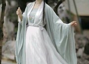 Winter Celebration in Hanfu Style:Adorable Traditional Outfits for New Years Greetings