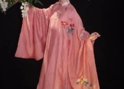 Red Cheongsam for the Journey to the College Entrance Examination