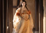 The 10-Year-Old Hanfu-Wearing Girl