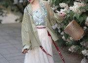 Modernizing the Cheongsam:Young,Stylish,and Elegant Long-sleeved Qipao for Modern Girls