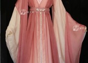 Loose-fitting Lower Hem Redesign in Traditional Cheongsam:A Modern Evolution