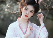 The Charm of Cheongsam and Fur Shawls:A Blend of Traditional Elegance and Modern Warmth