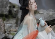 Cherry Blossom Dance in Traditional Hanfu:The Enchantment of the Flowing Sakura