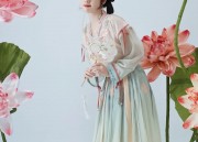 Vintage Charm of Cheongsam and Shawls:Summer Retro of Old Shanghais Glamour