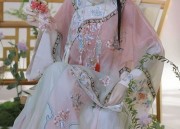 Traditional Elegance:The Rise of Tang-Style Clothing among Female Middle School Students