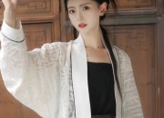 The Enigma of a Yellow Cheongsam Woman:The鹅黄色的 Allure