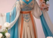 A Student in Traditional Hanfu Fashion:The Rise of Ancient Chinese Elegance on Campus