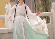 Summer Elegance:The New Chinese Traditional of Ma-Pin Skirt for Engagement Ceremonies