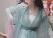 Ancient Hanfu Fashion:A Childrens Performance of Cultural Splendor