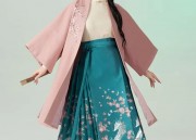The Elegance of a Long-Shirted Woman in Traditional Hanfu Fashion