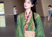 The Elegance of a White Hanfu Blouse:A Woman in Traditional Splendor