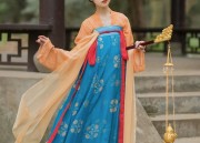 Blooming Hanfu:Originality in the Flower-Filled Realm