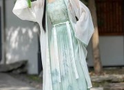 The杏色Blouse and the Horseface Skirt:A Fashionable Pairing