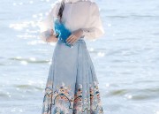 Blooming into Extinction:The Revival of Hanfu,the Flower-Adorned Traditional Chinese Clothing
