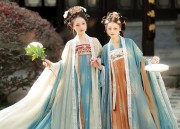 Red Tang Suit:A Chinese-Style Womens Clothing Ensemble