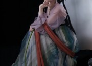 Embracing Modernity in a Youthful Style:The Rise of Silk-Velvet Cheongsam for the New Generation