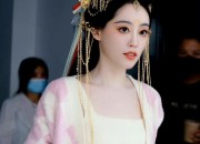Chinese-Style Jacket and Cheongsam:A Fashionable Fusion of Traditional and Modern Elements