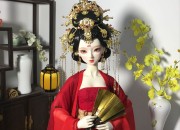 Embracing the New Chinese Style:The Rise of Mini-Stature Women in Low-Cut Cheongsam Fashion