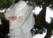 Champagne Gold Revamping of the Cheongsam:A Fashion Evolution
