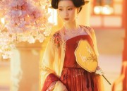 The Equestrian Charm of Ma Mian Skirt with Pendant Chains