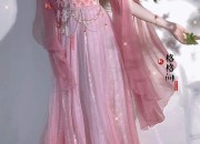 Elegance in Silk:The Long and Full-Length Qipao for the Wealthy阔太太的真丝旗袍，中长款的优雅