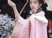 A Little Girls Journey into the World of Traditional Tang Costumes:The Robe of Splendor and Grace