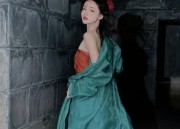 Embracing the Youthful Charm of Low-Cut Cheongsam Skirts