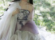 The Integration of Hanfu Hairstyles and Red Headdress:A Traditional Beauty in Modern Context