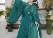 Barbie Dolls in Ancient Chinese Hanfu Costumes:A Blend of Tradition and Modernity