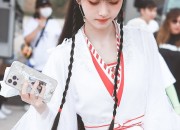The Splendor of Jingyuns Dyed Water-Wood Qinhuai Horseface Skirt