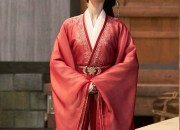 Elegant Glass Splendor:Yang Zis Hanfu Fashion in a Glasslike Splendor