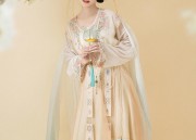 The Elegant Combination of Horseface Skirt with Cloud-Inspired Shawl